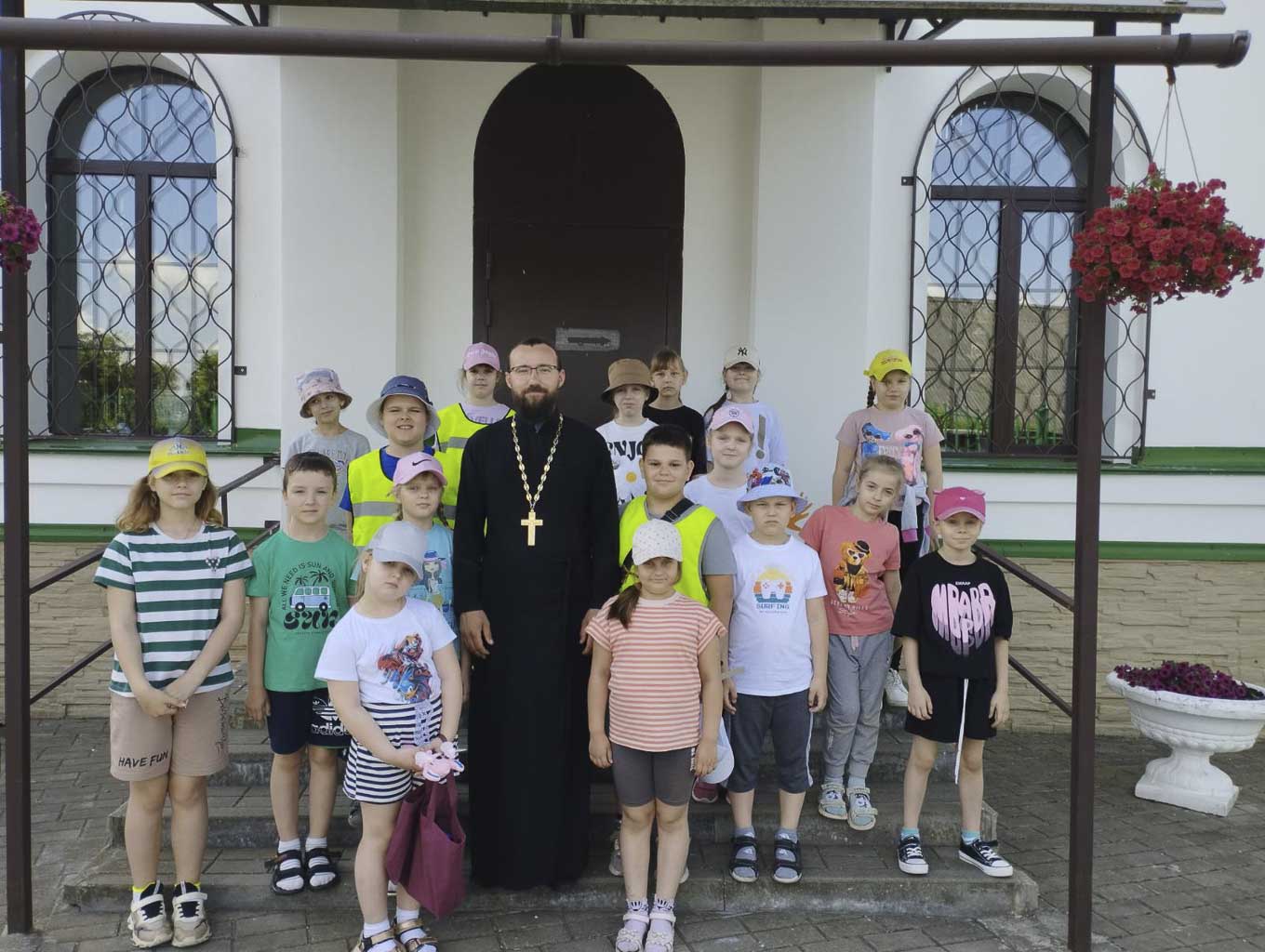 Экскурсия школьного лагеря в храм святителя Николая Чудотворца г. Гомеля